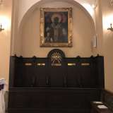 Chiude la serie un quadro dorato che propone al visitatore il mezzo busto di San Nicola: sotto di esso balza all'occhio una cattedra in legno